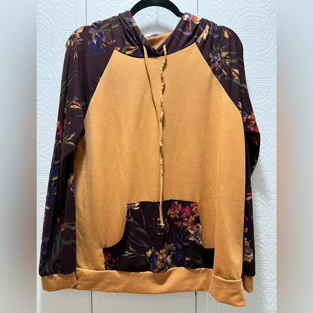 Betsey’s Boutique floral two tone sleeve pocket hoodie | L